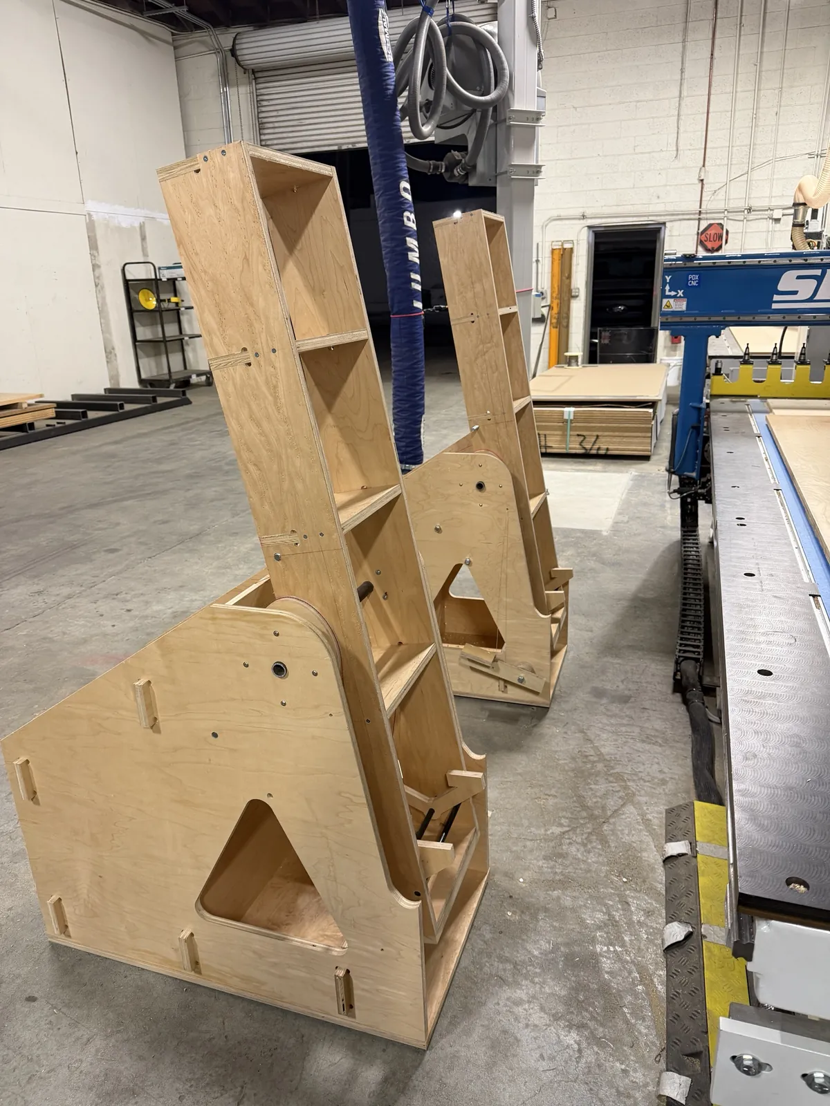 Both stands at rest with the wings standing at 80 degrees.